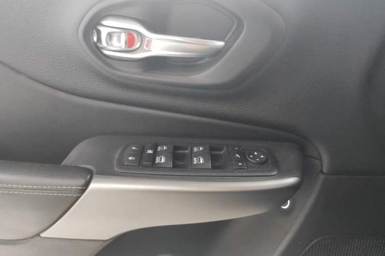 Used Jeep Cherokee 2019 2.0T Four-Wheel Drive Exploration Edition + Autonomous Driving Smart Package China V Interior 10