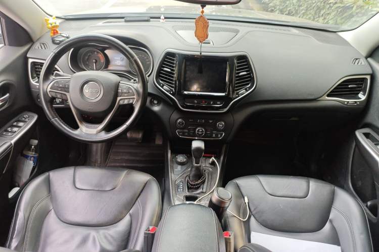 Used Jeep Cherokee 2019 2.0T Four-Wheel Drive Explorer Edition China V Interior 2