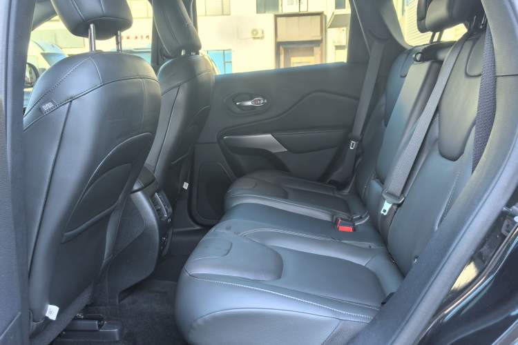 Used Jeep Cherokee 2019 2.0T Four-Wheel Drive Explorer Edition China VI Emission Standard Interior 2