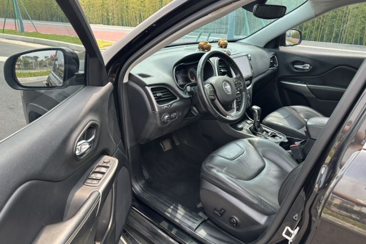 Used Jeep Cherokee 2019 2.0T Four-Wheel Drive Explorer Edition China V Interior 2