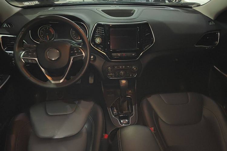 Used Jeep Cherokee 2019 2.0T Two-Wheel Drive Smart Enjoyment Version China VI Interior 2