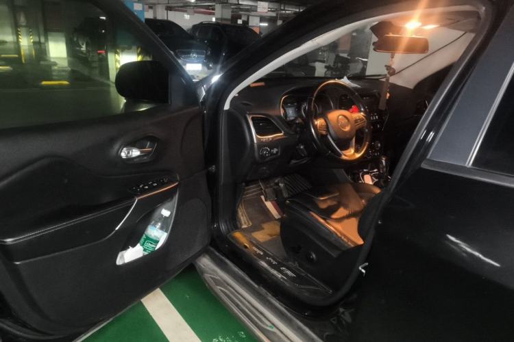 Used Jeep Cherokee 2019 2.0T Two-Wheel Drive Smart Enjoyment Version China V Interior 3
