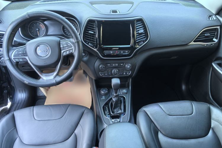 Used Jeep Cherokee 2019 2.0T Four-Wheel Drive Explorer Edition China VI Emission Standard Interior 3