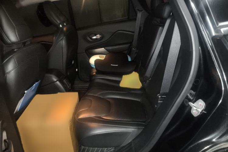 Used Jeep Cherokee 2019 2.0T Two-Wheel Drive Smart Enjoyment Version China V Interior 4