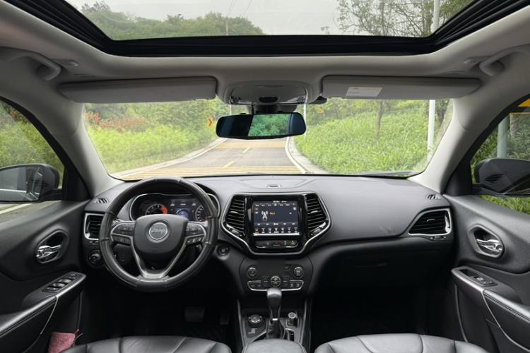 Used Jeep Cherokee 2019 2.0T Four-Wheel Drive Explorer Edition China V Interior 4