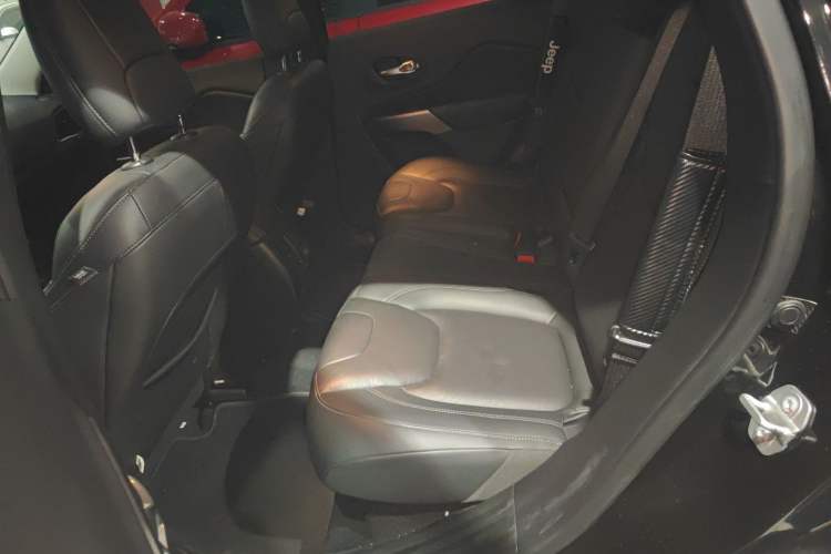 Used Jeep Cherokee 2019 2.0T Two-Wheel Drive Smart Enjoyment Version China VI Interior 4