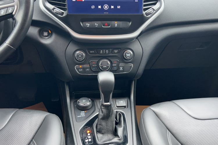 Used Jeep Cherokee 2019 2.0T All-Wheel Drive Versatile Edition China V Interior 6
