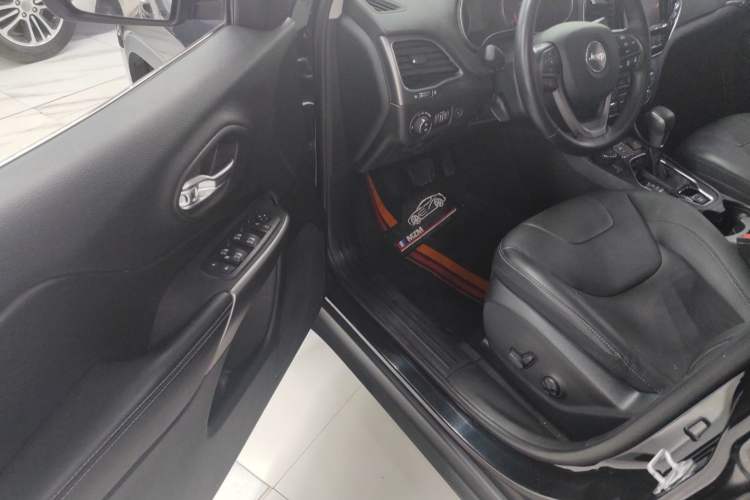 Used Jeep Cherokee 2019 2.0T Four-Wheel Drive Exploration Edition + Autonomous Driving Smart Package China V Interior 7