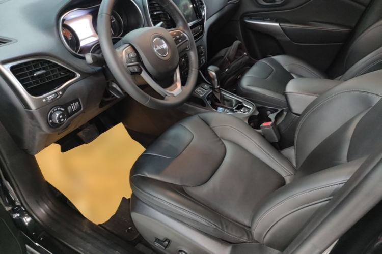 Used Jeep Cherokee 2019 2.0T Two-Wheel Drive Smart Enjoyment Version China VI Left Front Seat