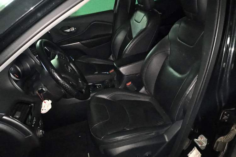 Used Jeep Cherokee 2019 2.0T Two-Wheel Drive Smart Enjoyment Version China VI Left Front Seat