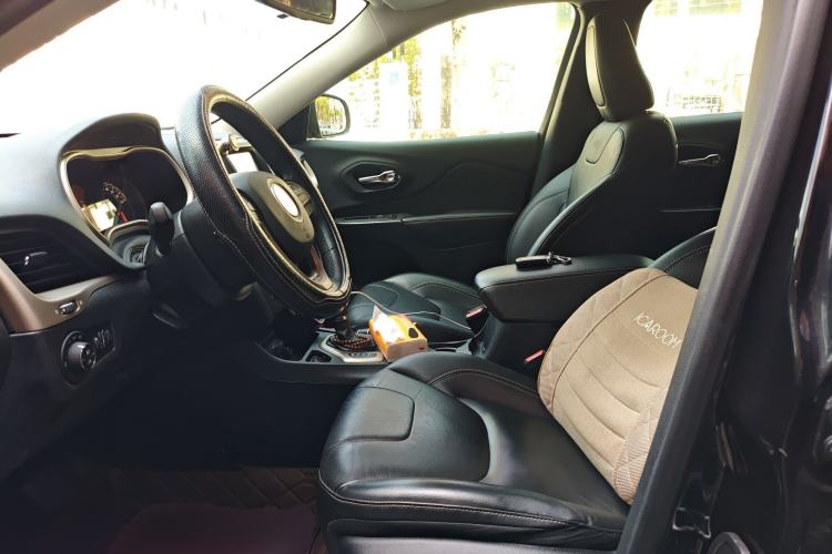 Used Jeep Cherokee 2019 2.0L 2WD Premium Edition China VI Left Front Seat