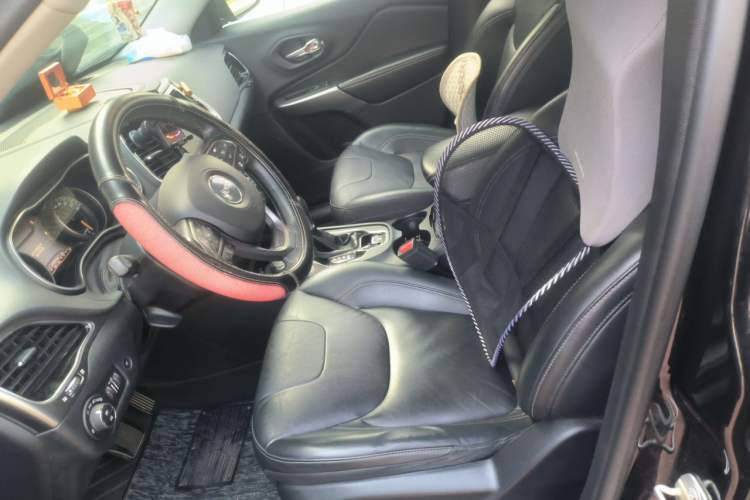 Used Jeep Cherokee 2019 2.0T Four-Wheel Drive Explorer Edition + Autonomous Driving Smart Package China VI Left Front Seat