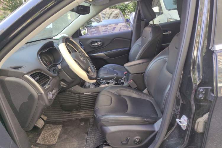 Used Jeep Cherokee 2019 2.0T Four-Wheel Drive Exploration Edition + Autonomous Driving Smart Package China V Left Front Seat