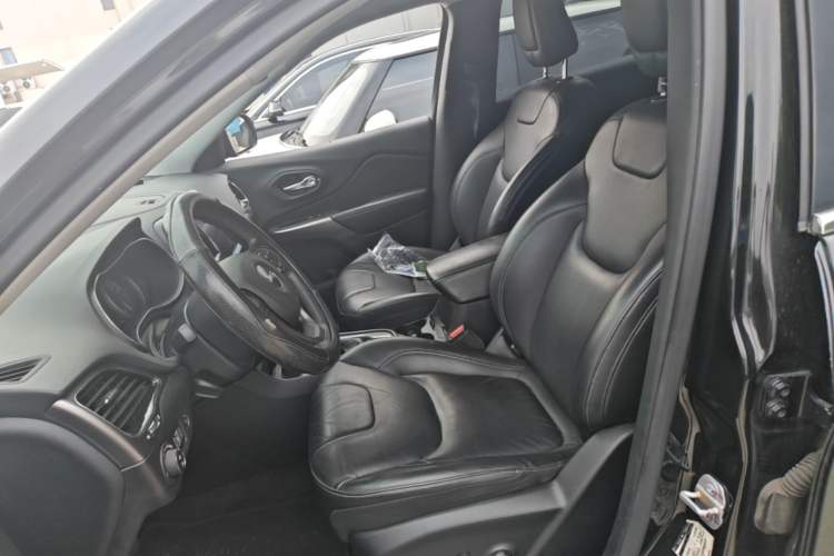 Used Jeep Cherokee 2019 2.0T Four-Wheel Drive Explorer Edition China VI Emission Standard Left Front Seat