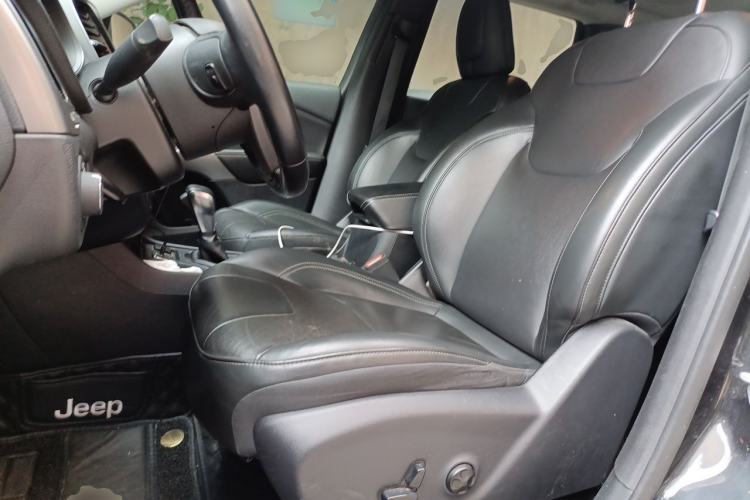 Used Jeep Cherokee 2019 2.0T Two-Wheel Drive Smart Enjoyment Version China VI Left Front Seat