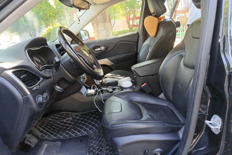 Used Jeep Cherokee 2019 2.0T Two-Wheel Drive Smart Enjoyment Version China VI Left Front Seat