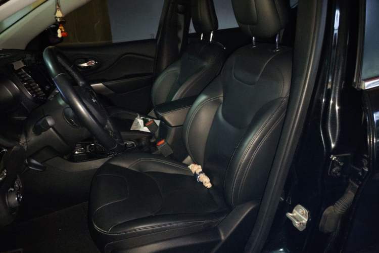 Used Jeep Cherokee 2019 2.0T Two-Wheel Drive Smart Enjoyment Version China VI Left Front Seat