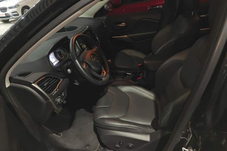 Used Jeep Cherokee 2019 2.0T Two-Wheel Drive Smart Enjoyment Version China VI Left Front Seat
