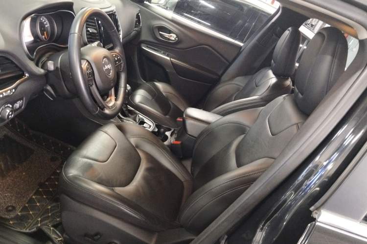 Used Jeep Cherokee 2019 2.0T Two-Wheel Drive Smart Enjoyment Version China VI Left Front Seat
