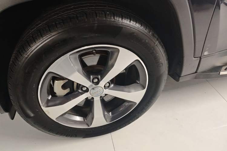 Used Jeep Cherokee 2019 2.0T Four-Wheel Drive Explorer Edition China V Left Front Wheel Hub
