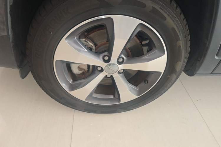Used Jeep Cherokee 2019 2.0T Four-Wheel Drive Explorer Edition China V Left Front Wheel Hub