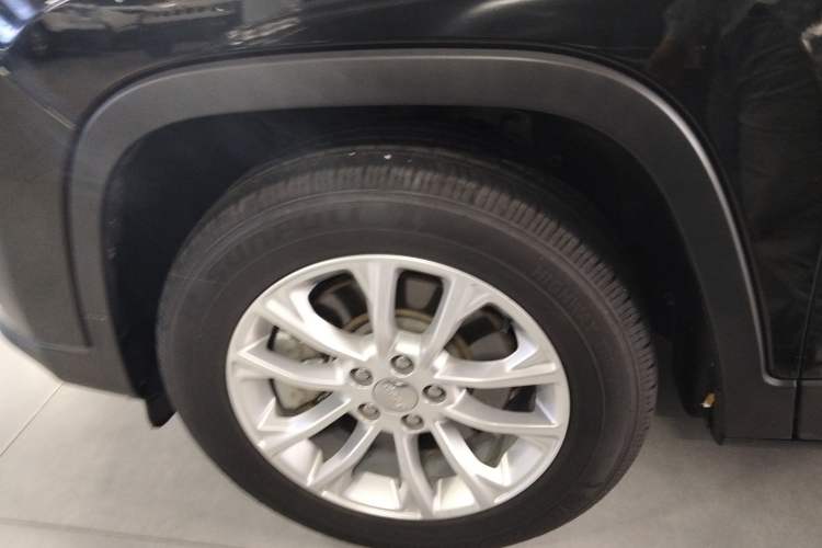 Used Jeep Cherokee 2019 2.0T Two-Wheel Drive Smart Enjoyment Version China VI Left Front Wheel Hub