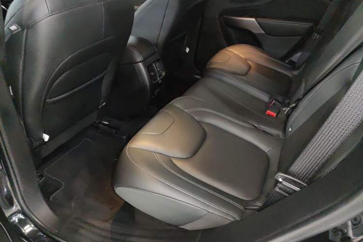 Used Jeep Cherokee 2019 2.0T Two-Wheel Drive Smart Enjoyment Version China VI Left Rear Seat