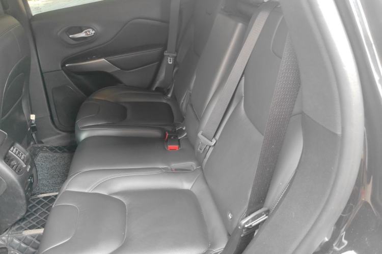 Used Jeep Cherokee 2019 2.0T Four-Wheel Drive Explorer Edition + Autonomous Driving Smart Package China VI Left Rear Seat