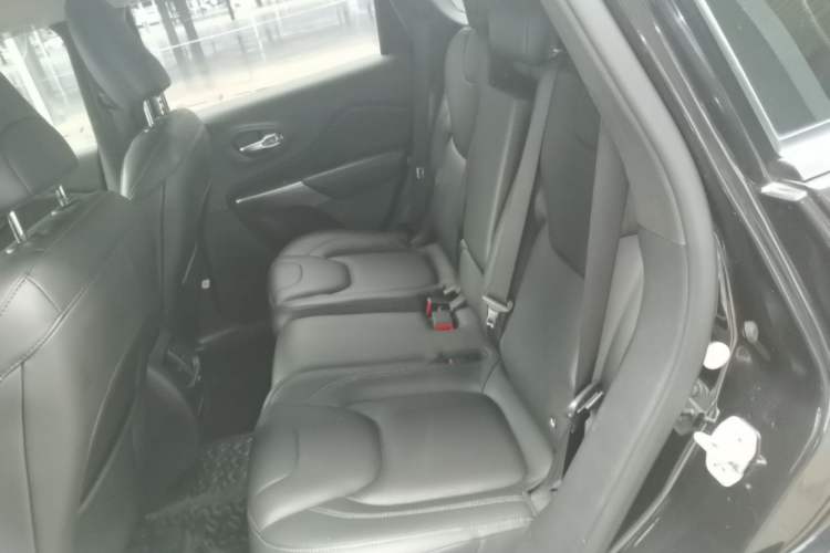 Used Jeep Cherokee 2019 2.0T Two-Wheel Drive Smart Enjoyment Version China V Left Rear Seat