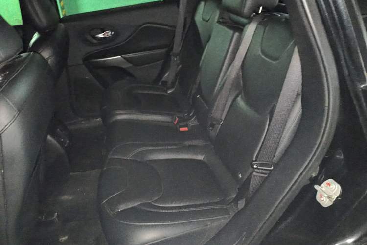 Used Jeep Cherokee 2019 2.0T Two-Wheel Drive Smart Enjoyment Version China VI Left Rear Seat