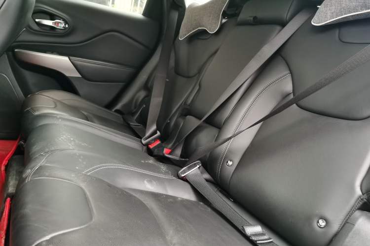 Used Jeep Cherokee 2019 2.0T Two-Wheel Drive Smart Enjoyment Version China V Left Rear Seat