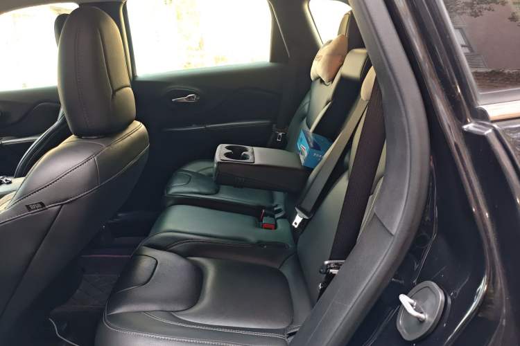 Used Jeep Cherokee 2019 2.0L 2WD Premium Edition China VI Left Rear Seat