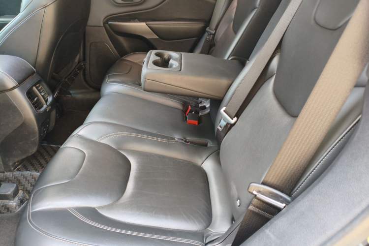 Used Jeep Cherokee 2019 2.0T Four-Wheel Drive Explorer Edition China VI Emission Standard Left Rear Seat