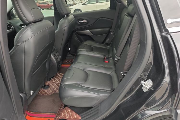 Used Jeep Cherokee 2019 2.0T Two-Wheel Drive Smart Enjoyment Version China V Left Rear Seat