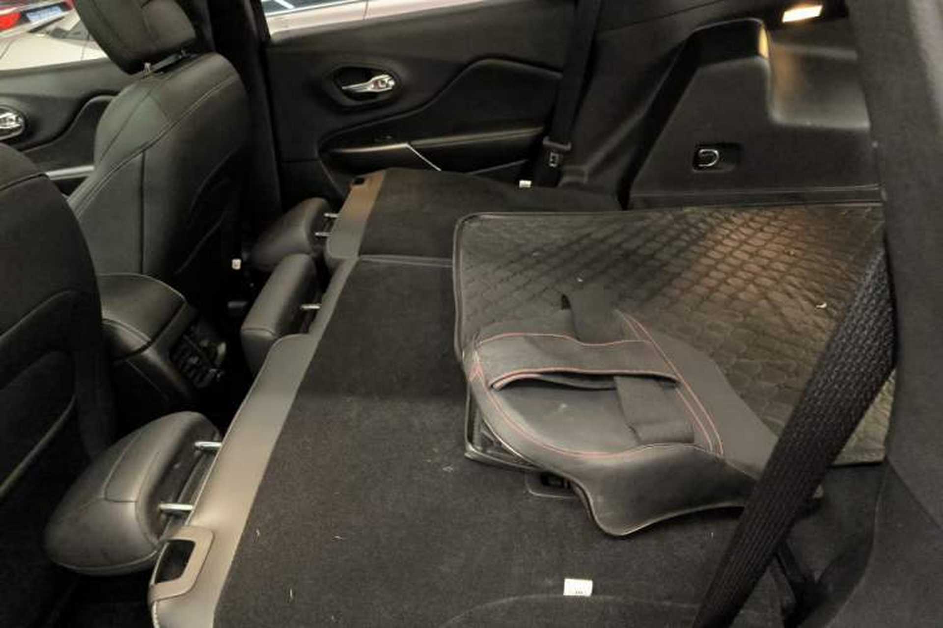 Used Jeep Cherokee 2019 2.0T 2WD Enjoyment Edition China V Left Rear Seat