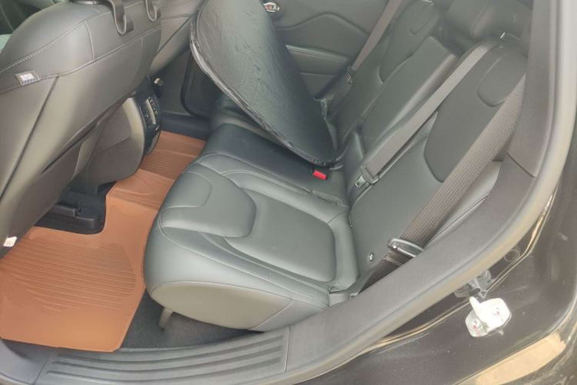 Used Jeep Cherokee 2019 2.0T Two-Wheel Drive Smart Enjoyment Version China VI Left Rear Seat