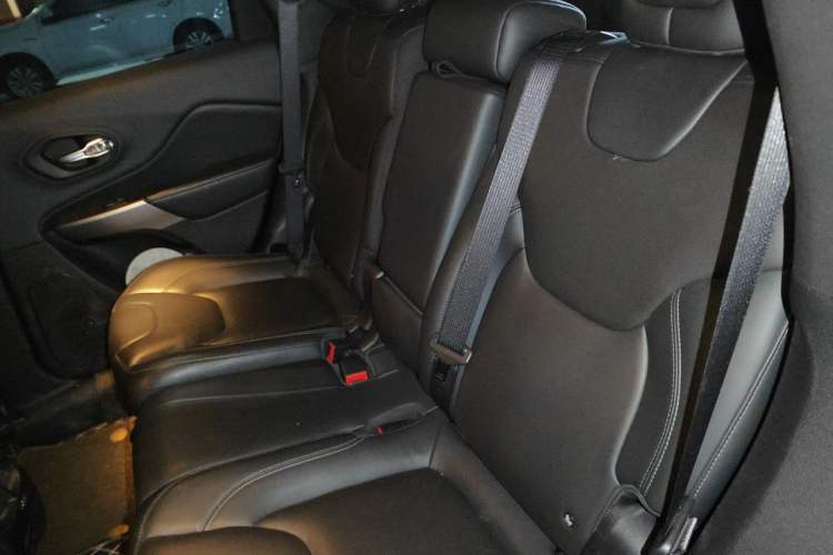 Used Jeep Cherokee 2019 2.0T Two-Wheel Drive Smart Enjoyment Version China VI Left Rear Seat