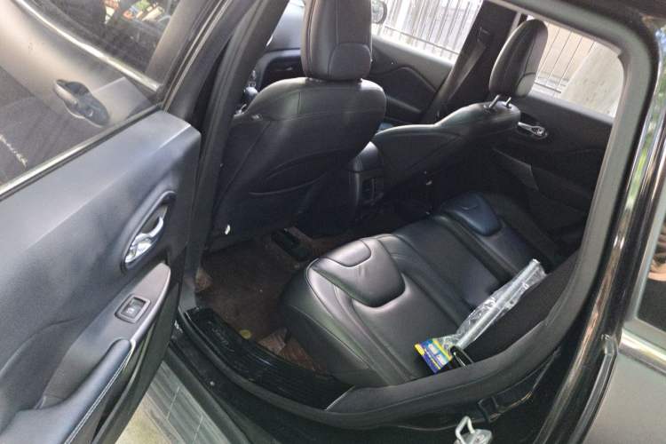 Used Jeep Cherokee 2019 2.0T Two-Wheel Drive Smart Enjoyment Version China VI Left Rear Seat