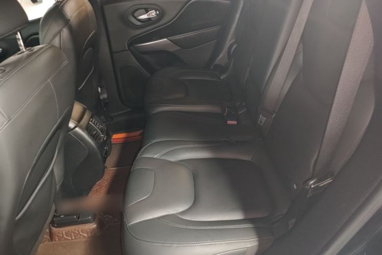 Used Jeep Cherokee 2019 2.0T Four-Wheel Drive Explorer Edition China V Left Rear Seat