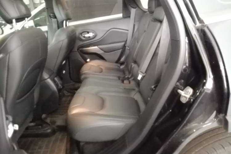 Used Jeep Cherokee 2019 2.0T Four-Wheel Drive Explorer Edition China V Left Rear Seat