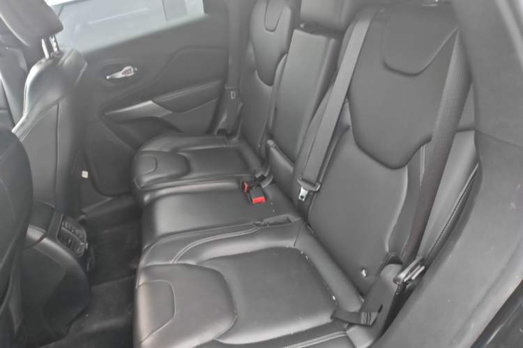Used Jeep Cherokee 2019 2.0T Four-Wheel Drive Explorer Edition China VI Emission Standard Left Rear Seat