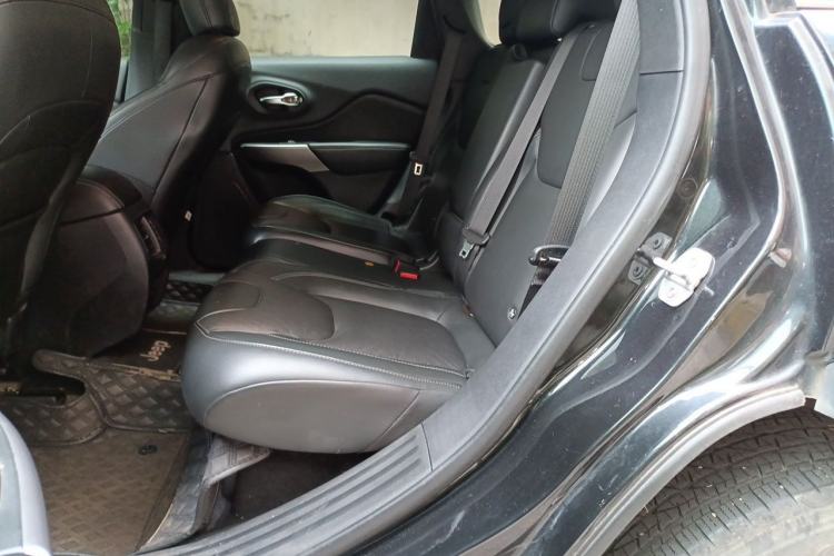 Used Jeep Cherokee 2019 2.0T Two-Wheel Drive Smart Enjoyment Version China VI Left Rear Seat