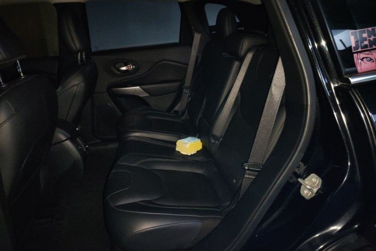Used Jeep Cherokee 2019 2.0T Two-Wheel Drive Smart Enjoyment Version China VI Left Rear Seat