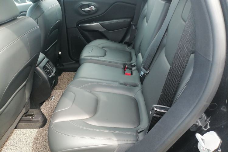 Used Jeep Cherokee 2019 2.0T Four-Wheel Drive Exclusive Edition China V Left Rear Seat