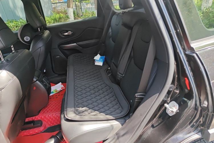 Used Jeep Cherokee 2019 2.0T Two-Wheel Drive Smart Enjoyment Version China VI Left Rear Seat