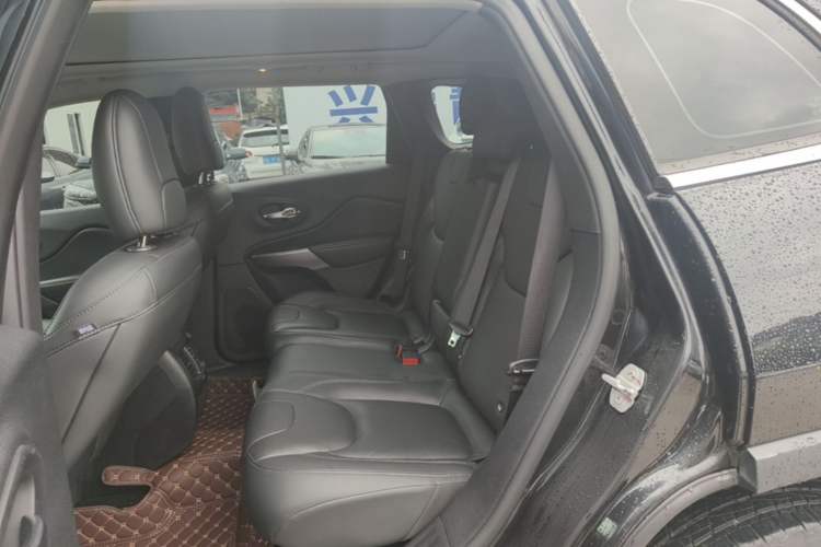 Used Jeep Cherokee 2019 2.0T Two-Wheel Drive Smart Enjoyment Version China V Left Rear Seat