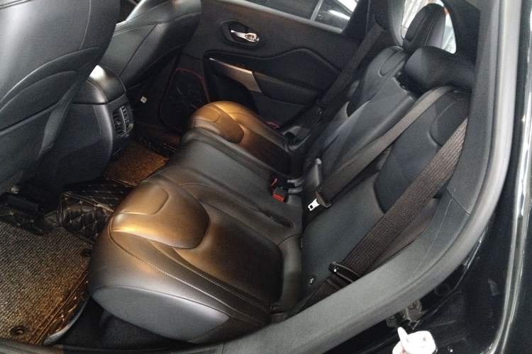 Used Jeep Cherokee 2019 2.0T Two-Wheel Drive Smart Enjoyment Version China VI Left Rear Seat