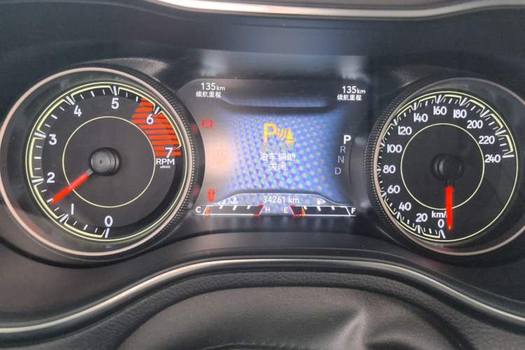 Used Jeep Cherokee 2019 2.0T Two-Wheel Drive Smart Enjoyment Version China VI Odometer Close Up