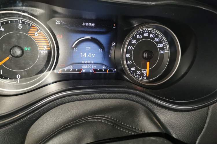 Used Jeep Cherokee 2019 2.0T Two-Wheel Drive Smart Enjoyment Version China VI Odometer Close Up