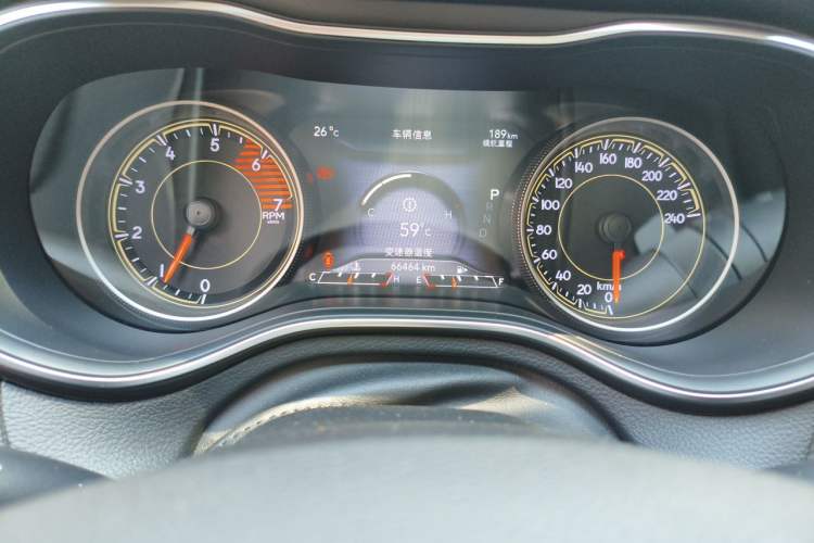 Used Jeep Cherokee 2019 2.0T Four-Wheel Drive Explorer Edition China VI Emission Standard Odometer Close Up